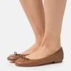 Pier One LEATHER - Klassischer Ballerina - Cognac