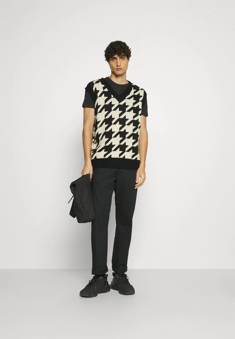 Pier One 5 PACK - T-Shirt Basic - White/black/dark Blue 1 Pier One 5 PACK - T-Shirt Basic - White/black/dark Blue